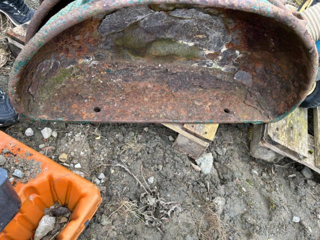 1339706-5 Cast iron feeding trough