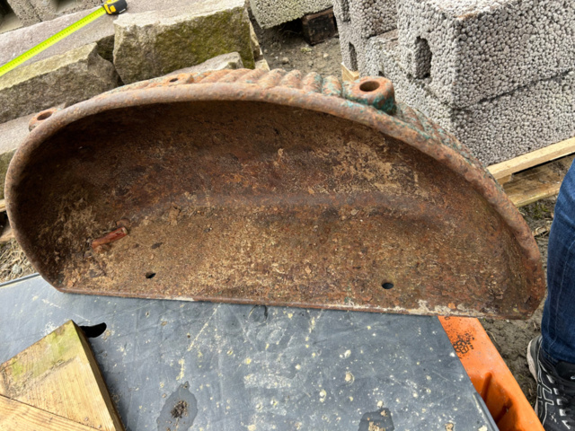 1339706-6 Cast iron feeding trough