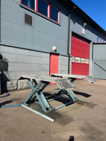 1289984-2 Scissor lift vehicle Nussbaum