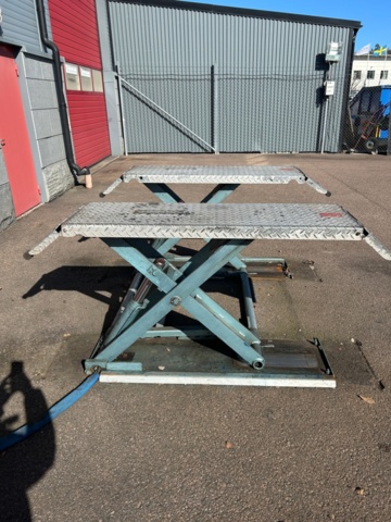 1289984-3 Scissor lift vehicle Nussbaum