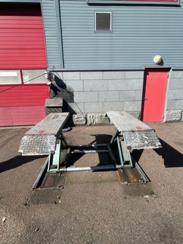 1289984-4 Scissor lift vehicle Nussbaum