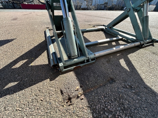 1289984-16 Scissor lift vehicle Nussbaum