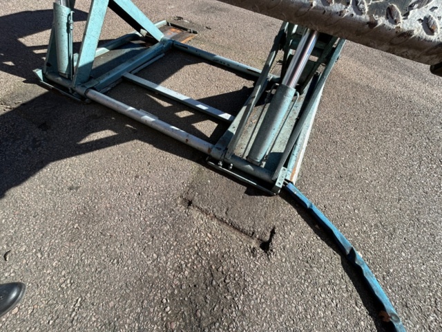 1289984-17 Scissor lift vehicle Nussbaum