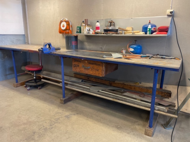 1316711-1 Workbench with vise and various tools