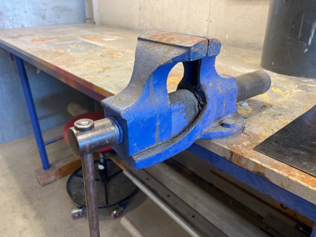 1316711-2 Workbench with vise and various tools