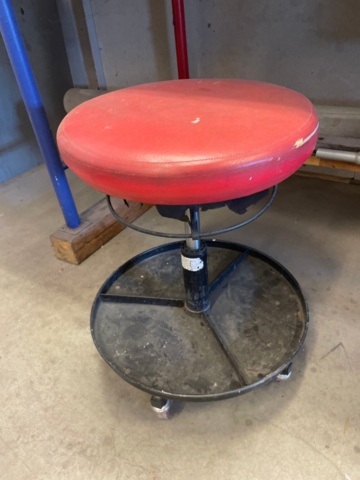 1316711-3 Workbench with vise and various tools