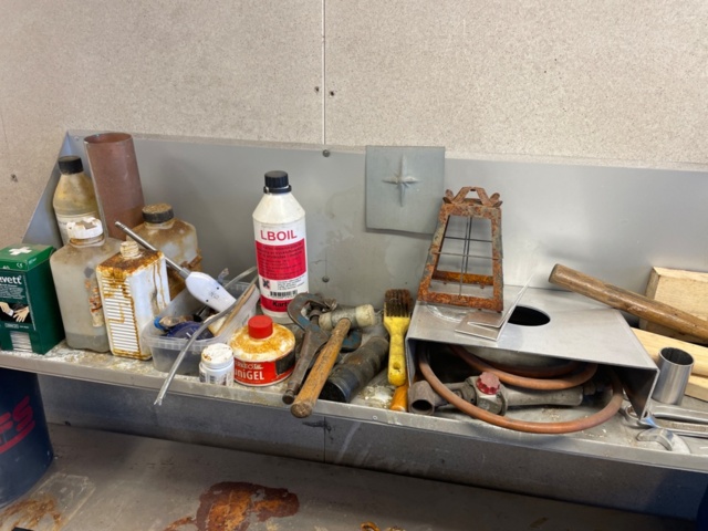 1316711-4 Workbench with vise and various tools