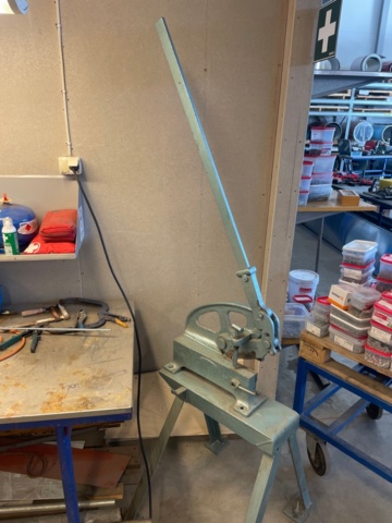 1316711-5 Workbench with vise and various tools