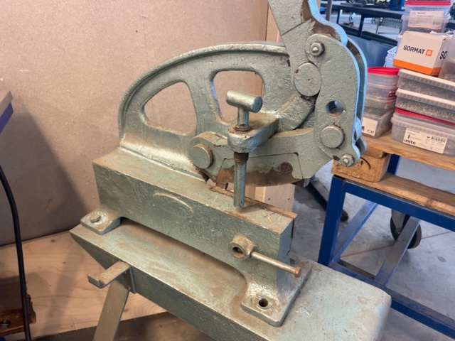 1316711-6 Workbench with vise and various tools