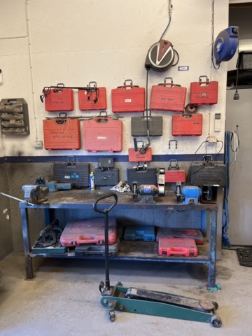 1303599-1 Verkstadsmöbel med diverse utrustning för bilverkstad