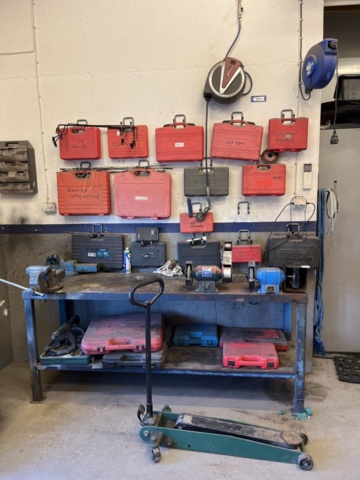 1303599-2 Verkstadsmöbel med diverse utrustning för bilverkstad