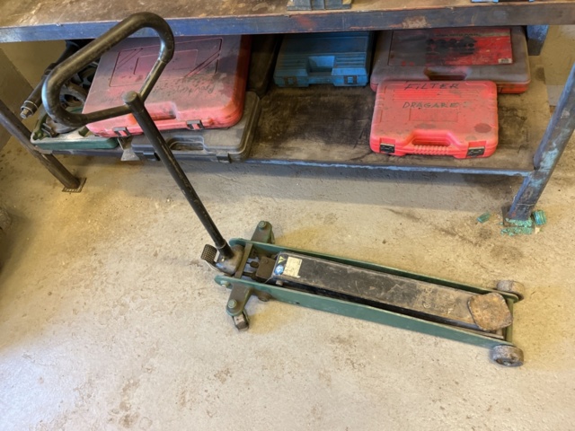 1303599-3 Verkstadsmöbel med diverse utrustning för bilverkstad