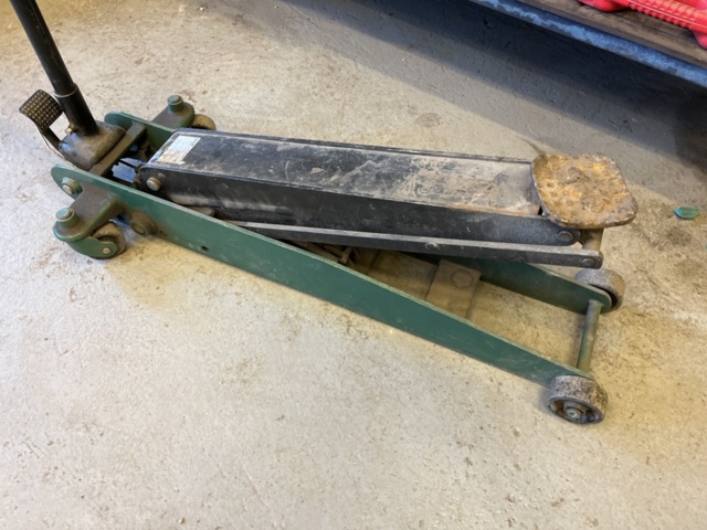 1303599-5 Verkstadsmöbel med diverse utrustning för bilverkstad