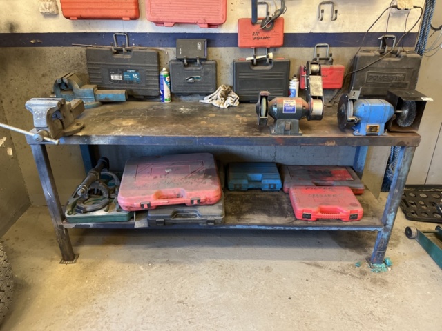 1303599-6 Verkstadsmöbel med diverse utrustning för bilverkstad