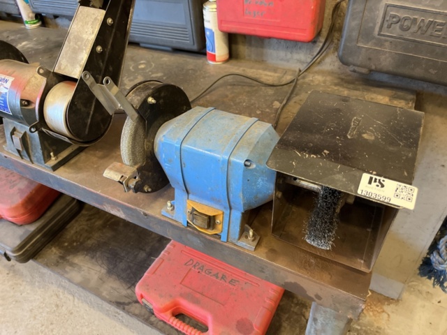 1303599-7 Verkstadsmöbel med diverse utrustning för bilverkstad