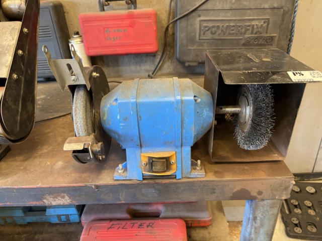 1303599-8 Verkstadsmöbel med diverse utrustning för bilverkstad