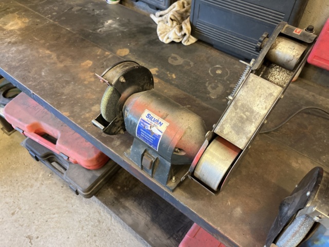 1303599-10 Verkstadsmöbel med diverse utrustning för bilverkstad