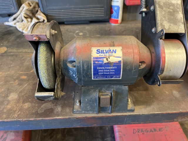 1303599-15 Verkstadsmöbel med diverse utrustning för bilverkstad