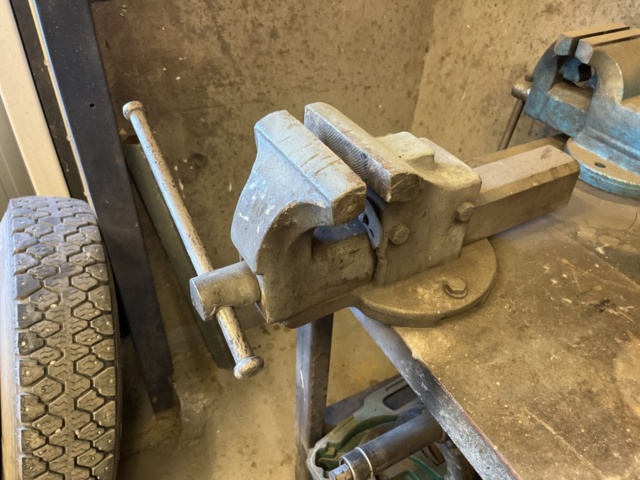 1303599-13 Verkstadsmöbel med diverse utrustning för bilverkstad