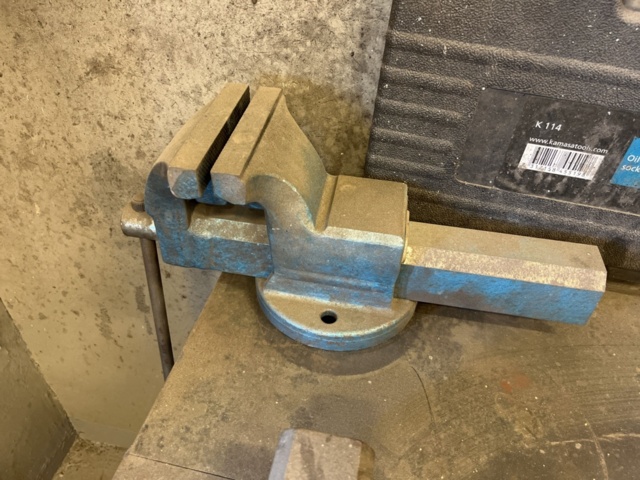 1303599-14 Verkstadsmöbel med diverse utrustning för bilverkstad