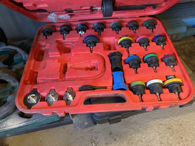 1303599-12 Verkstadsmöbel med diverse utrustning för bilverkstad