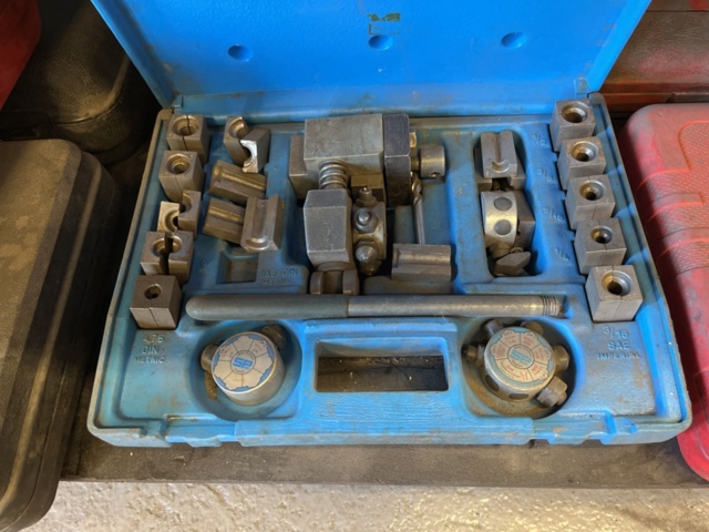 1303599-17 Verkstadsmöbel med diverse utrustning för bilverkstad