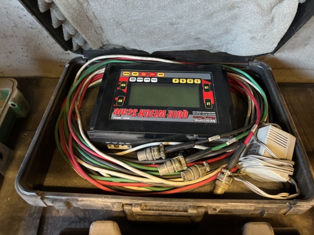 1303599-19 Verkstadsmöbel med diverse utrustning för bilverkstad