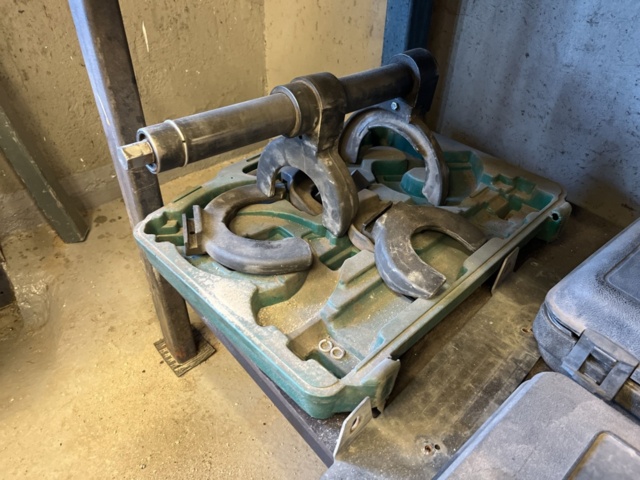 1303599-20 Verkstadsmöbel med diverse utrustning för bilverkstad