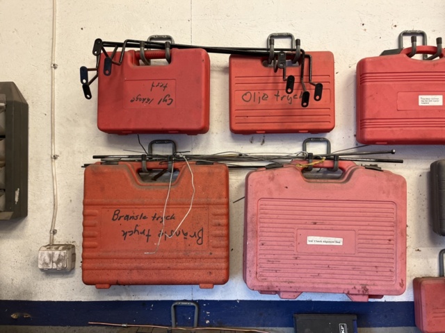 1303599-21 Verkstadsmöbel med diverse utrustning för bilverkstad