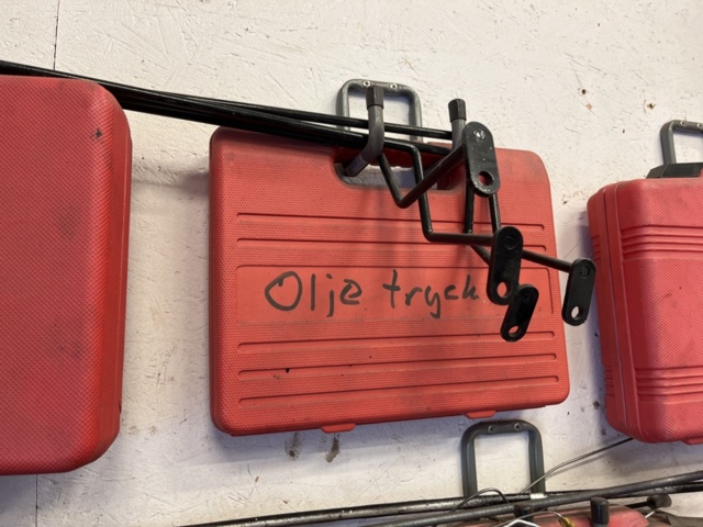 1303599-23 Verkstadsmöbel med diverse utrustning för bilverkstad