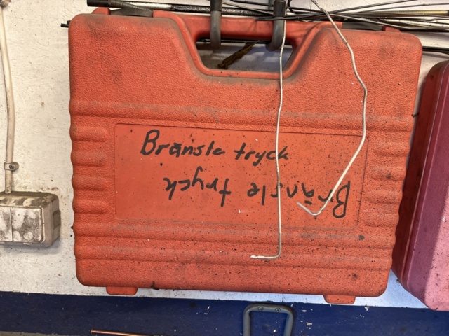 1303599-27 Verkstadsmöbel med diverse utrustning för bilverkstad