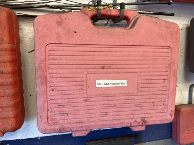 1303599-25 Verkstadsmöbel med diverse utrustning för bilverkstad