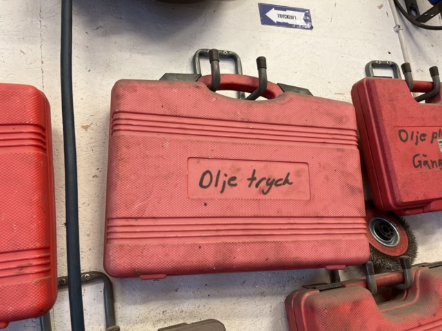 1303599-29 Verkstadsmöbel med diverse utrustning för bilverkstad