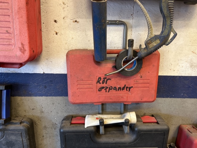 1303599-24 Verkstadsmöbel med diverse utrustning för bilverkstad