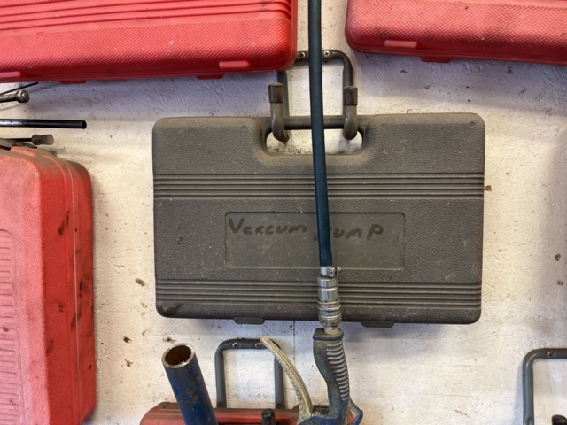 1303599-26 Verkstadsmöbel med diverse utrustning för bilverkstad