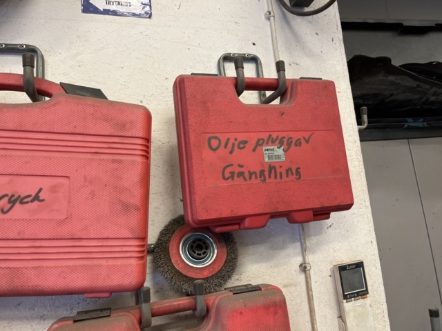 1303599-30 Verkstadsmöbel med diverse utrustning för bilverkstad