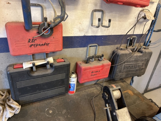 1303599-33 Verkstadsmöbel med diverse utrustning för bilverkstad