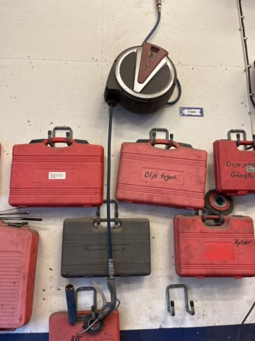 1303599-34 Verkstadsmöbel med diverse utrustning för bilverkstad