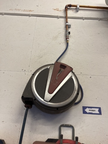 1303599-35 Verkstadsmöbel med diverse utrustning för bilverkstad