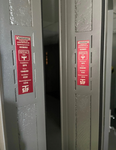 1340757-2 Entrance area 17x21, right-hung