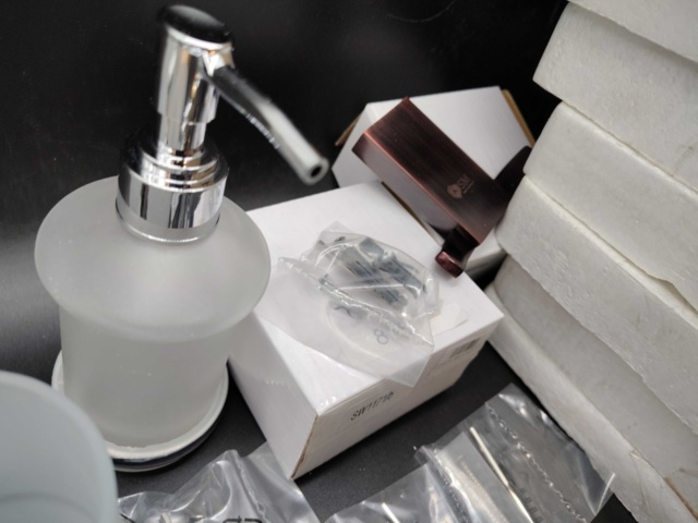 1341043-16 Bathroom accessories