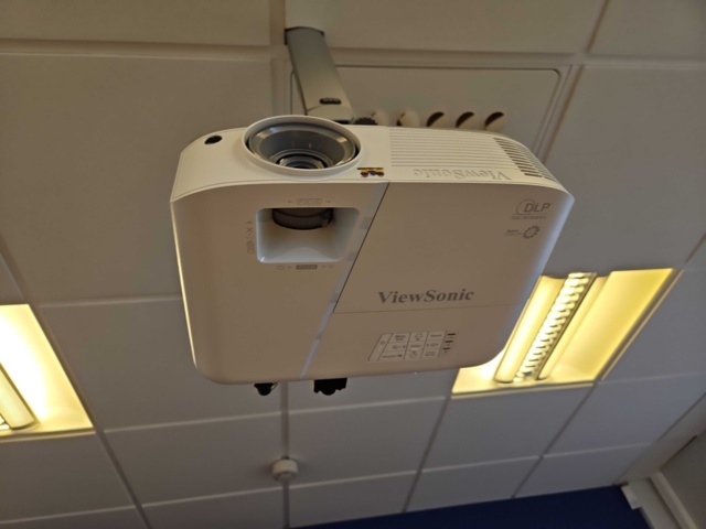 1316775-4 Conference furniture