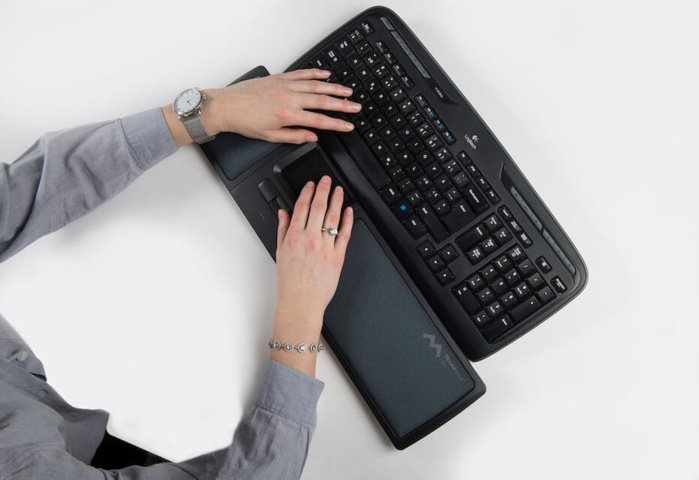 1341168-2 Mousetrapper Lite pointing device, black, with wrist rest