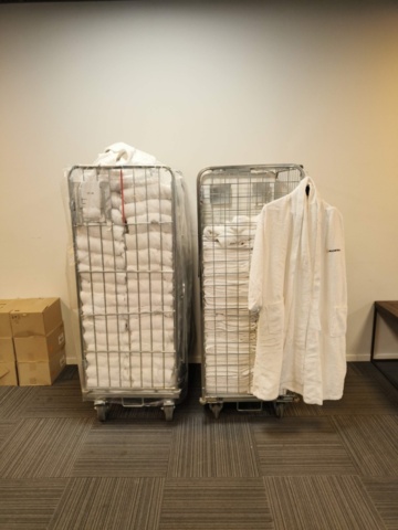 1330965-1 Lot of bathrobes and towels