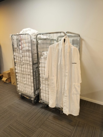 1330965-3 Lot of bathrobes and towels