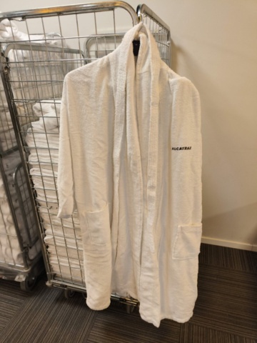 1330965-2 Lot of bathrobes and towels