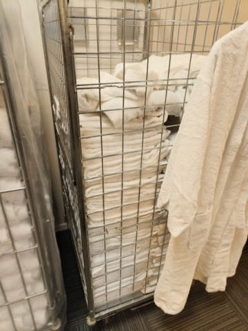 1330965-5 Lot of bathrobes and towels