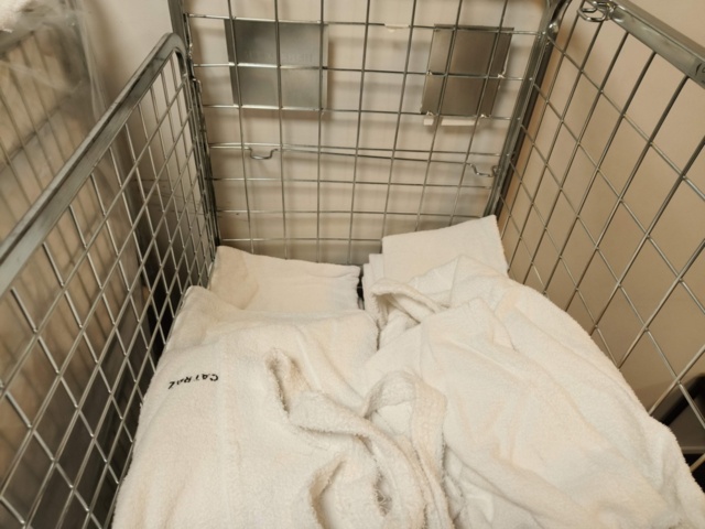 1330965-4 Lot of bathrobes and towels