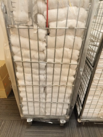 1330965-7 Lot of bathrobes and towels