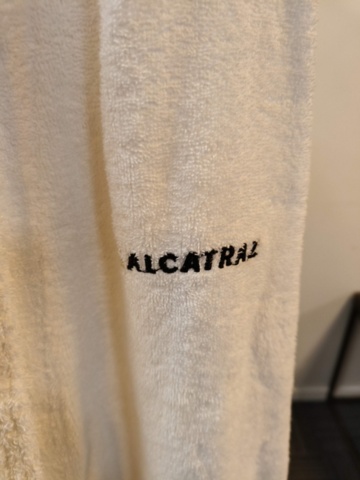 1330965-8 Lot of bathrobes and towels